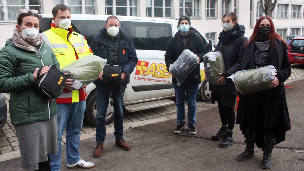 Samariter leisten Kältehilfe für Obdachlose | Regionalverband spendet Schlafsäcke und Hygienesets