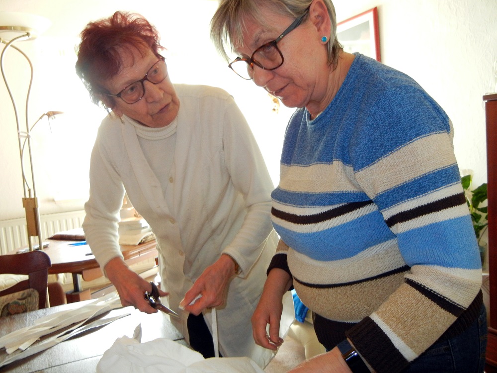 Heidelinde Liepe und Gerda Wedekind beim Zuschnitt.jpg